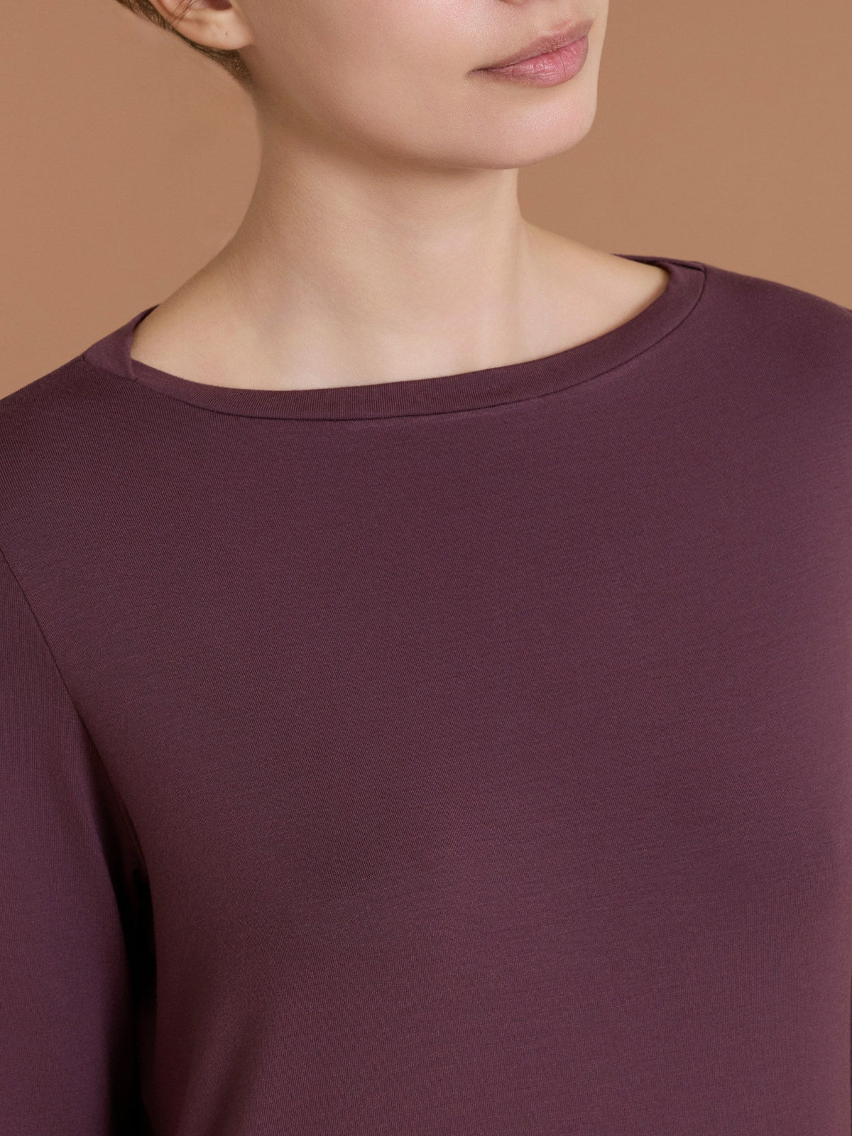 Maglietta Ragno DL81AB colore Huckleberry, dettaglio scollo a barchetta