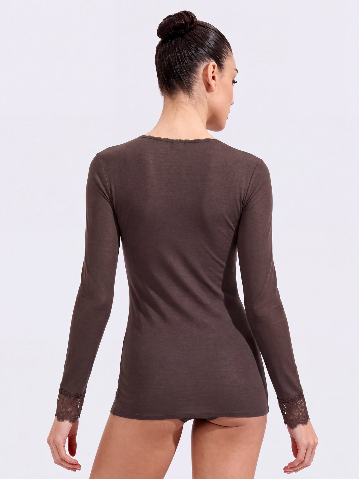 Maglia donna Ciocca manica lunga scollo a V in cashmere e modal con pizzo moka P0716M indossata retro
