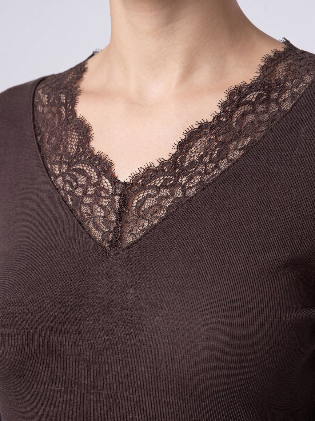 Maglia donna Ciocca manica lunga scollo a V in cashmere e modal con pizzo moka P0716M dettaglio pizzo