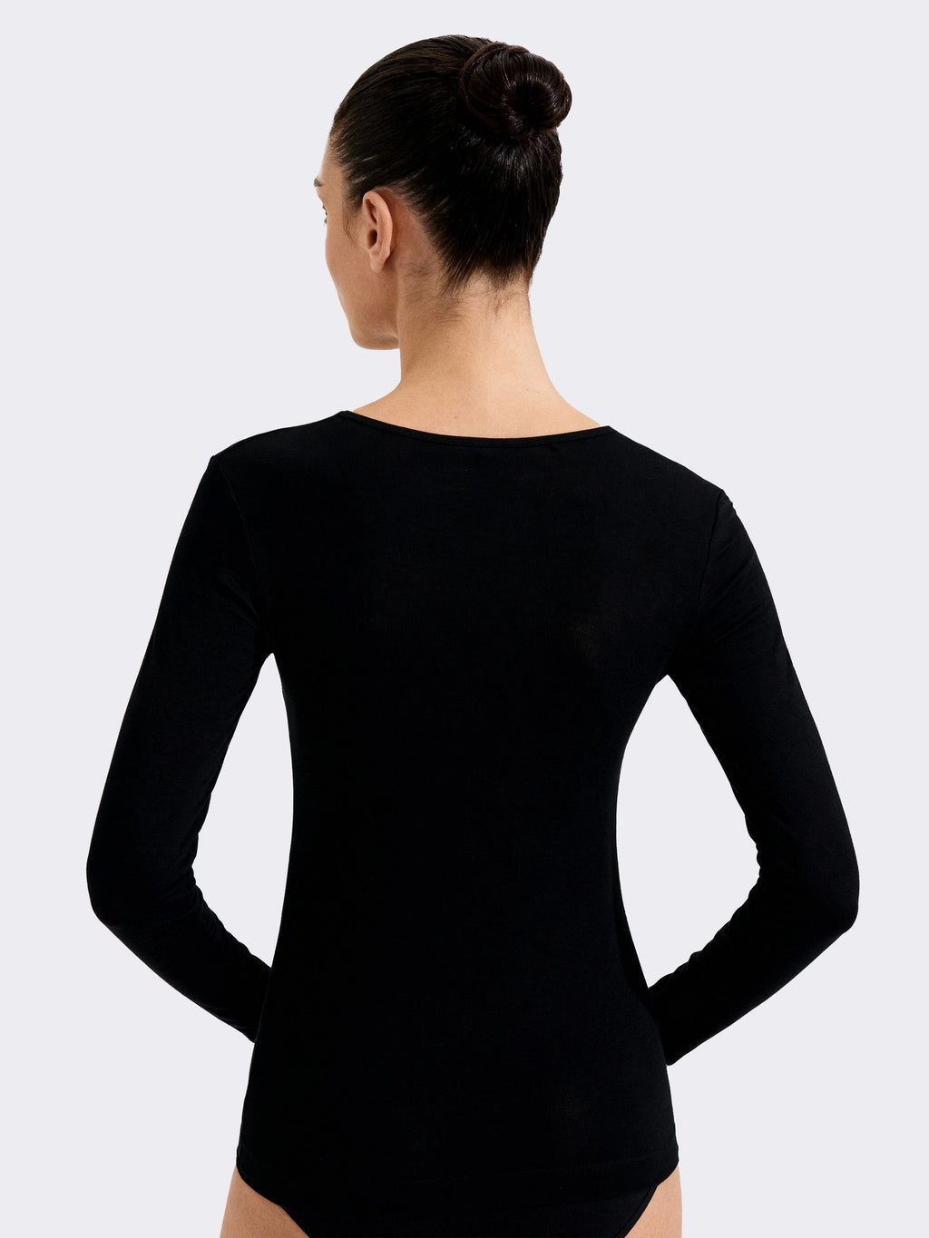 Maglia donna Ciocca manica lunga scollo a V in cashmere e modal con pizzo nero P0716M indossata retro